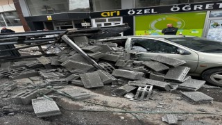 İnşaata Forklift tuğlaları taşırken otomobilin üzerine devrildi