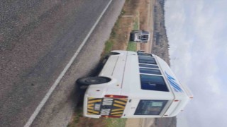 İşçi servisi ile hafif ticari aracın çarpıştığı kazada 6 kişi yaralandı