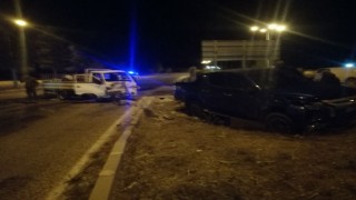 Ispartada kamyonet ile hafif ticari araç çarpıştı: 1 yaralı