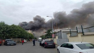 İstanbul Sancaktepede bir iş yerinin deposunda yangın çıktı. Olay yerine çok sayıda itfaiye ekibi sevk edildi.