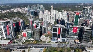 İstanbulda 29 Ekim coşkusu: Dev Türk bayrağı asılan gökdelenler havadan görüntülendi