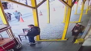 İstiklal Caddesinde polise bıçaklı saldırı