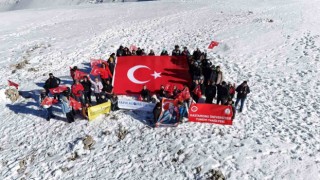 İstiklal Marşını 2 bin 587 rakımlı dağın zirvesinde okuyup Cumhuriyetin 101nci yılını kutladılar