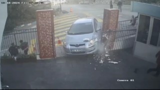 İzmirde aynı okulda ikinci kaza: Araç okul kapısını kırdı, çocuklar ve veliler son anda kurtuldu
