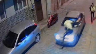 İzmirde dur ihtarına uymayan sürücü, polisi kaputta götürdü
