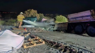 İzmirde feci kaza: Önce ata sonra tıra çarptı, yanan araçtan sağ çıkamadı