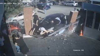 İzmirde otomobilin okulun bahçesine girme anı kamerada