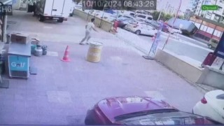 İzmirde polisten kaçan tır sürücüsü, 2 aracı ezdi; o anlar kamerada