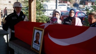 İzmirde silahlı saldırıda vefat eden polis memuru memleketi Erzurumda toprağa verildi