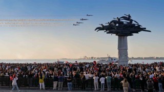 İzmirde Türk Yıldızlarının gösterisi nefes kesti