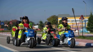 Jandarma ekipleri miniklere trafik kurallarını uygulamalı anlatıyor