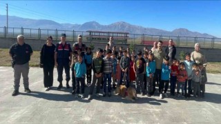 Jandarma ekipleri öğrencilere hayvan sevgisini anlattı