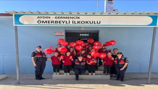 Jandarma ekipleri öğrencilerle birlikte okulu Türk bayrakları ile donattı