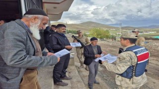 Jandarma köylerde dolandırıcılık konusunda vatandaşları bilgilendiriyor