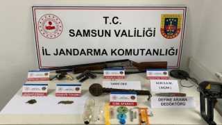 Jandarma şüpheli araçta silah ve uyuşturucu ele geçirdi: 5 gözaltı