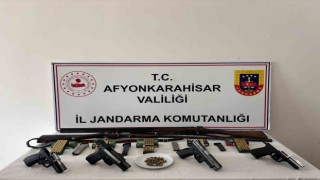 Kaçak silah satışı yapmaya hazırlanırken jandarmaya yakalandı