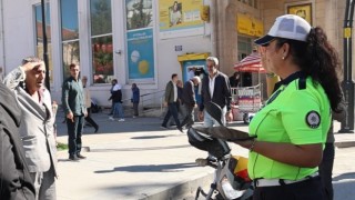 Kadın polise ‘Komutanım diyerek tekmil verdi: O anlar izleyenleri güldürdü