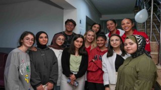 Kadın voleybol takımı çocuklar ve gençlerle buluştu