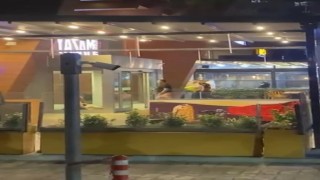 Kadına bıçak çekip darp eden şahıs vatandaşlar tarafından tekme tokat dövüldü