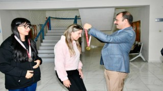 Kadirli Kaymakamı Erdinç Dolu, Masa Tenisi Ödül Törenine Katıldı