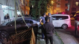 Kağıthanede freni boşalan ticari araç park halindeki otomobile çarptı: 2 yaralı