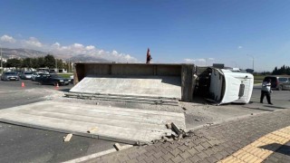 Kahramanmaraşta beton duvar blokları taşıyan tır yan yattı