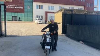 Kameralara aldırış etmeden iki elektrikli bisiklet çaldı