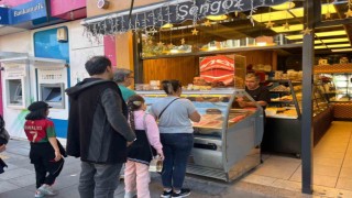 Kampanyaya inanmayan vatandaşlara ücretsiz 200 litre dondurmayı dağıtmakta güçlük çektiler