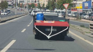 Kamyonetin kasasındaki sıhhi tesisatı görenler şaşırdı