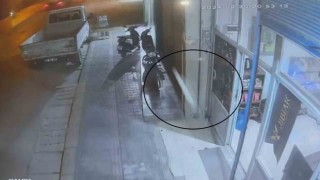 Kamyonun geçişi esnasında yerinden fırlayan rögar kapağı metrelerce havaya uçtu: O anlar kamerada