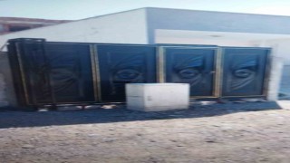 Kapı önündeki elektrik panosu tehlike saçıyor