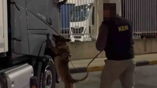 Kapıkulede tır kabinindeki yatağın altına gizlenen bavuldan 12 kilo kokain çıktı