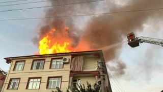 Karamanda binanın çatısı alev topuna döndü, mahalleli sokağa döküldü