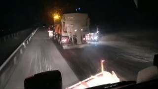 Karayolları ekiplerince 2 bin 400 rakımlı Kop Dağında tuzlama çalışması yapıldı