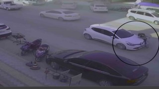 Karşıya geçmek isteyen bisikletli çocuğa otomobilin çarptığı kaza kamerada