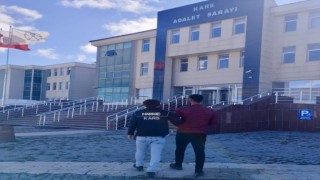 Karsta otomobil tavanına saklanan uyuşturucu Şilaya takıldı