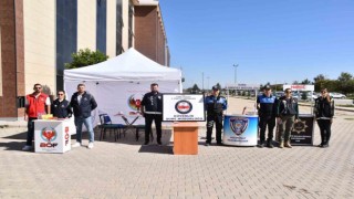 Karsta polis üniversite öğrencilerini bilgilendiriyor