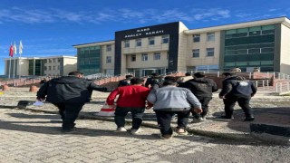 Karsta yakalanan göçmenlerin üzerinden sahte pasaport çıktı