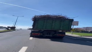Kasasından dışarı taşan demirle seyreden kamyon kamerada