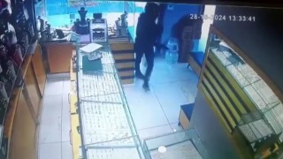 Kasklı şüpheli kuyumcuyu vurdu, sonrada altınları çaldı
