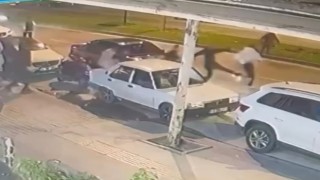 Kavgadan kaçarken çelme takılarak düşürüldü, üzerinden otomobil geçti: O anlar kamerada
