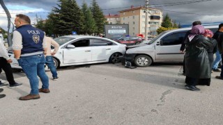 Kavşakta çarpıştılar