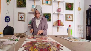 Kaybolmaya yüz tutan vitray sanatına kadın eli değdi