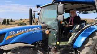 Kaymakam Duman traktör binip, patates hasat etti