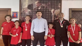 Kaymakam Kahraman dereceye giren sporcuları makamında ağırladı