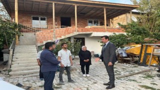 Kaymakam Köksal evi yanan aileyi ziyaret etti