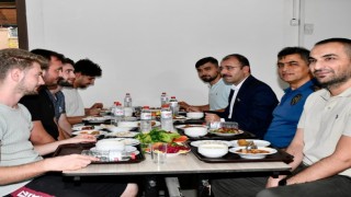 Kaymakam yurtta kalan öğrencilerle akşam yemeği yedi