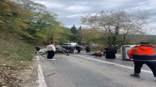 Kaza yapan Fiat Tofaş kağıt gibi dağıldı: 3 yaralı