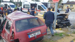 Kazada otomobil ikiye bölündü: 6 yaralı