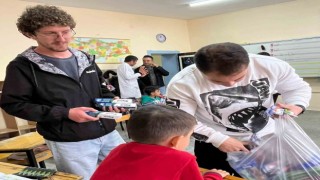Kent Konseyi, ilkokul öğrencilerine kırtasiye malzemesi dağıttı